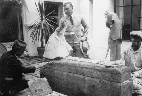 E101 - Jo with statues