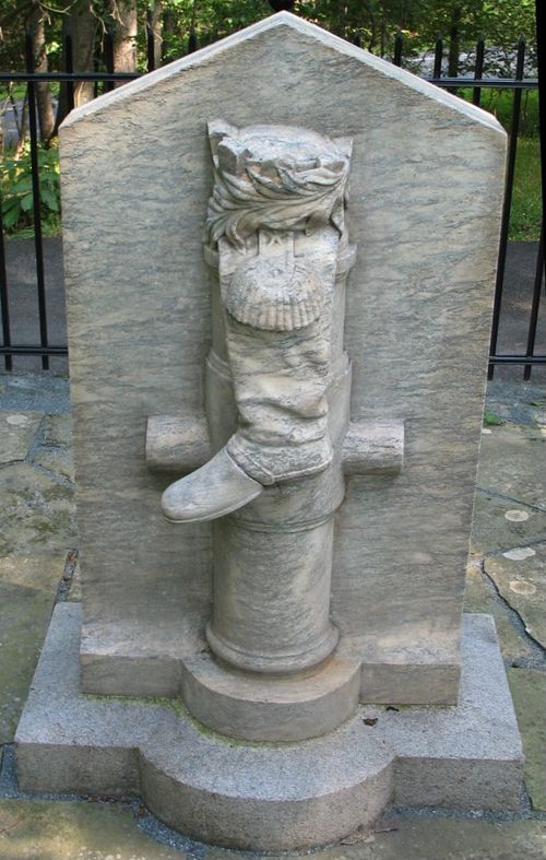 E195 - Boot Monument